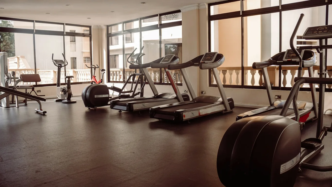 Beine beim Laufen auf einem Laufband im Fitnessstudio