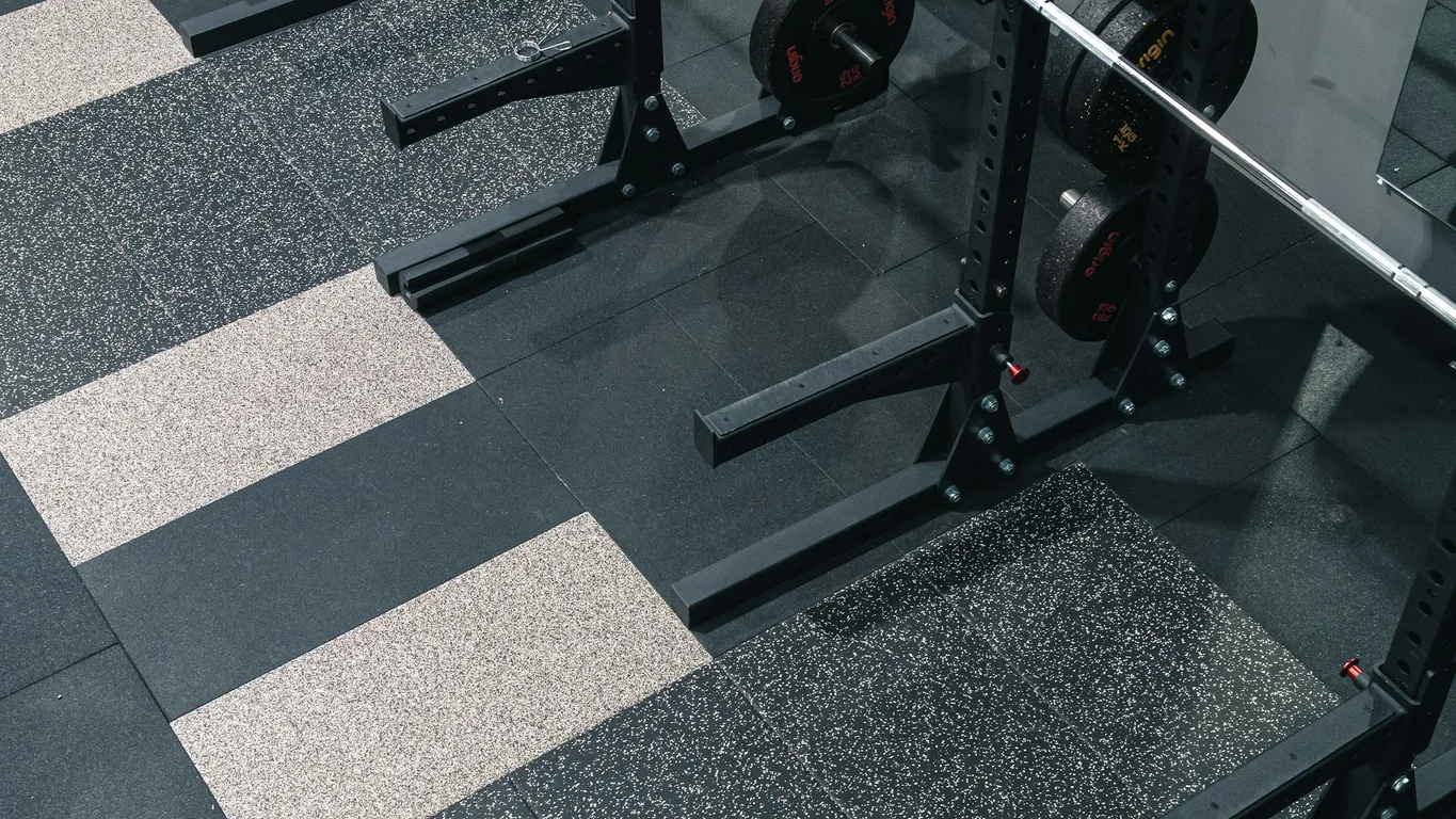 Mann beim Kabelrudern im Fitnessstudio, Seitenansicht