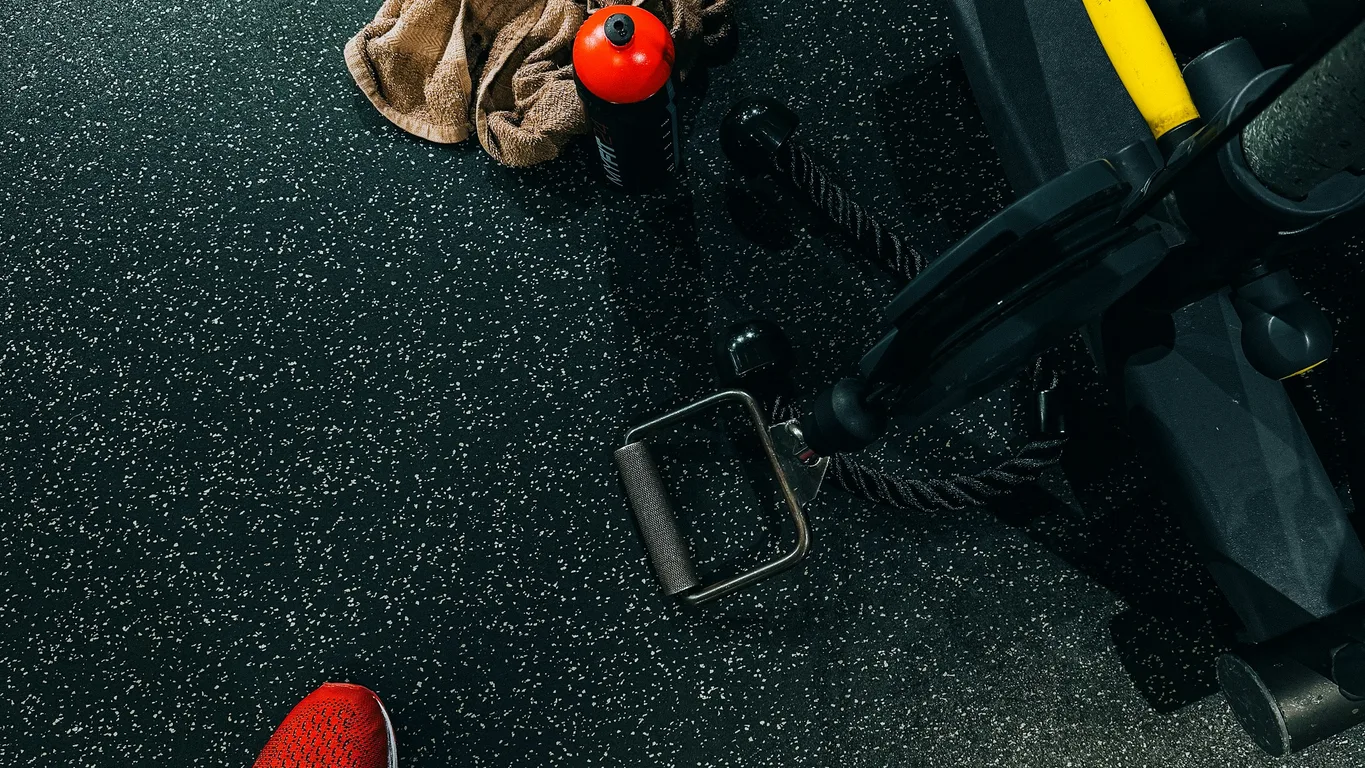 Leere Langhantel auf einem Rack, Gym im Hintergrund