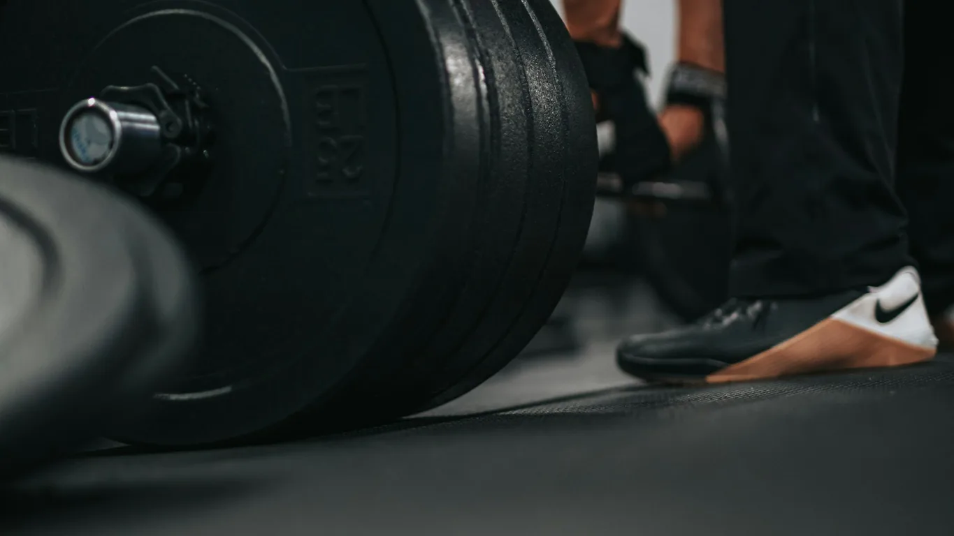 Hände klatschen Kreide zusammen, Kreidewolke im warmen Gym-Licht