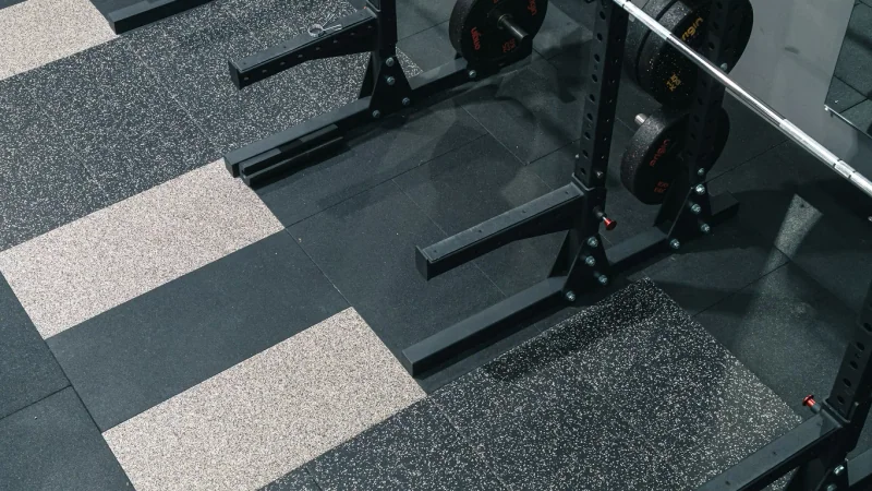 Mann beim Kabelrudern im Fitnessstudio, Seitenansicht