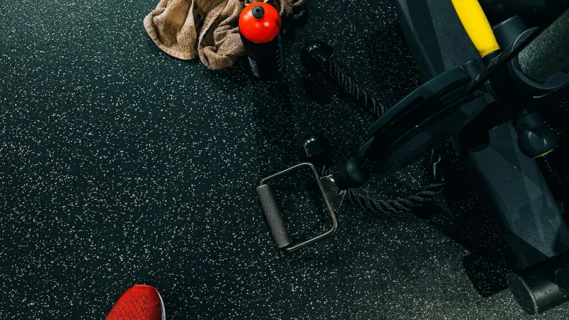 Leere Langhantel auf einem Rack, Gym im Hintergrund