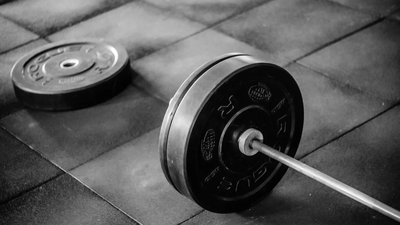Sicherheitsablage mit aufgelegter Langhantel im Squat Rack